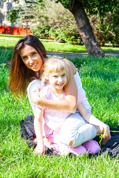 Moeder en dochter wandelen in het park — Stockfoto