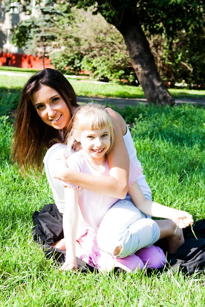 Moeder en dochter wandelen in het park — Stockfoto