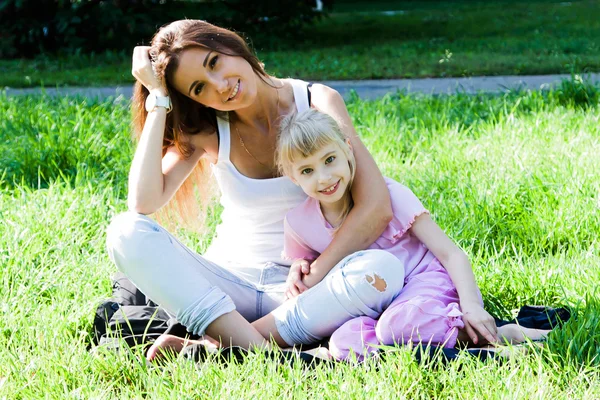 Madre e hija caminando en el parque — Foto de Stock