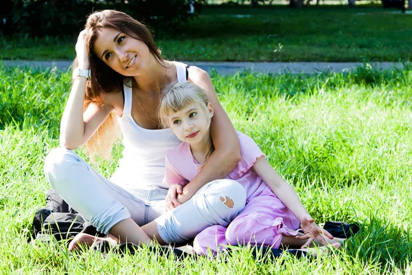 Mor och dotter promenader i parken — Stockfoto