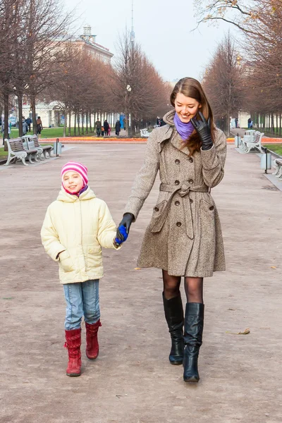 Mother and daughter walking in the park — Stock Photo, Image