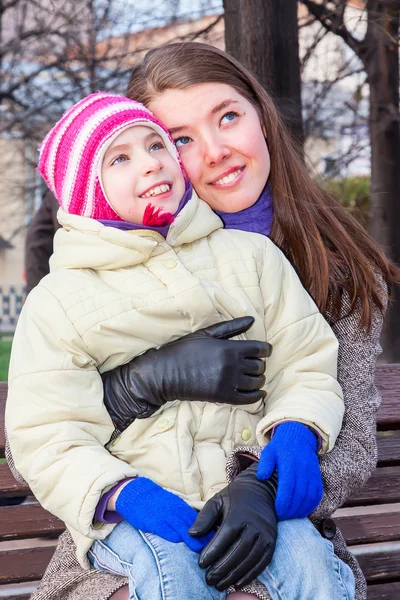 公園を歩く母親と娘 — ストック写真