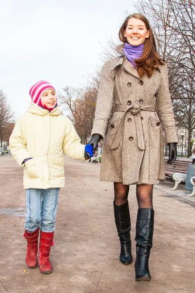 Mãe e filha andando no parque — Fotografia de Stock