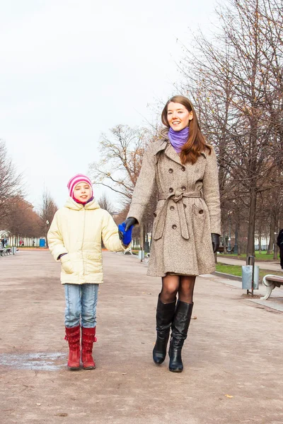Mother and daughter walking in the park — Stock Photo, Image