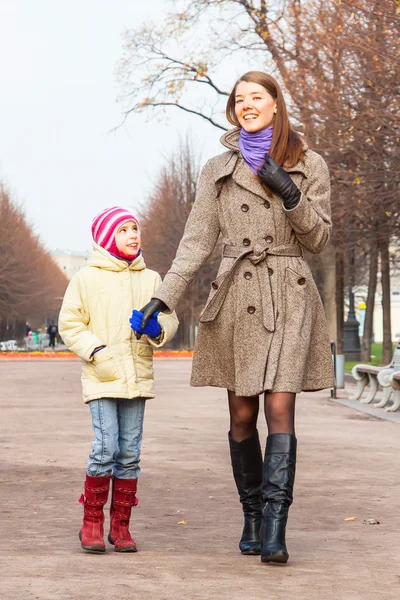 Matka a dcera procházky v parku — Stock fotografie
