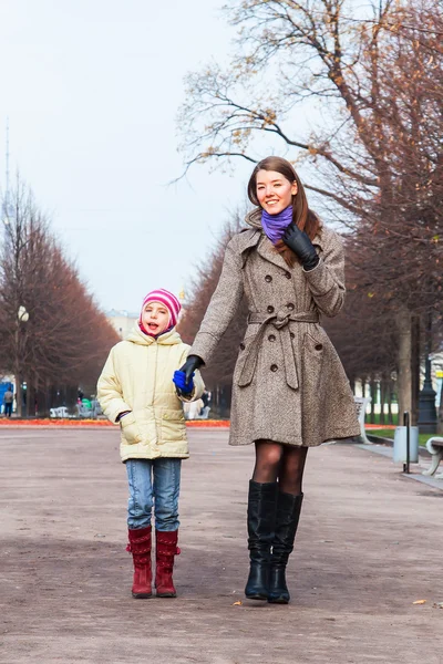 Mutter und Tochter spazieren im Park — Stockfoto