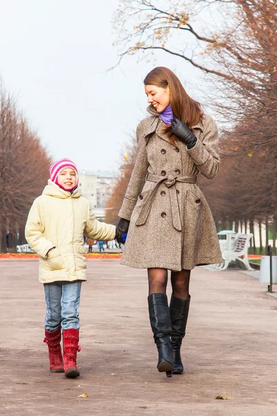 Anne ve kızı parkta yürüyor. — Stok fotoğraf