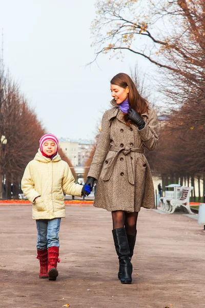 Mother and daughter walking in the park — Stock Photo, Image