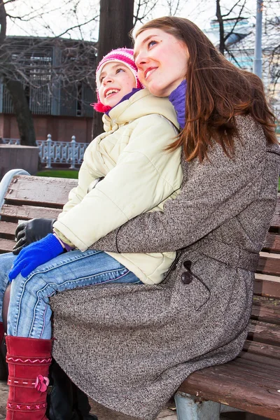 Mãe e filha andando no parque — Fotografia de Stock