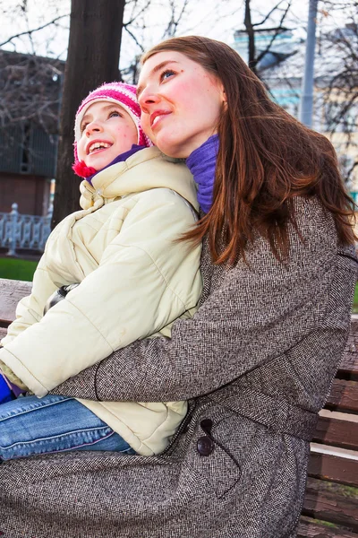 Mutter und Tochter spazieren im Park — Stockfoto