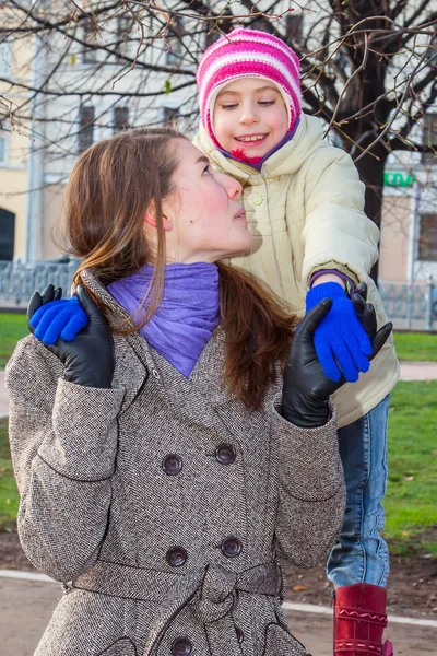 公園を歩く母親と娘 — ストック写真
