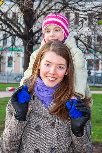 Matka i córka spacerujące po parku — Zdjęcie stockowe