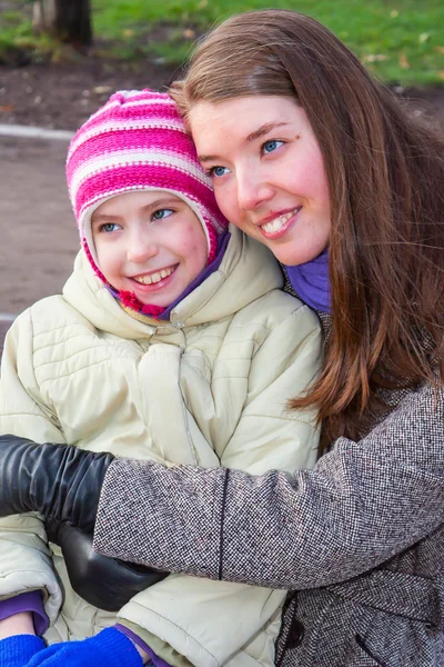 Mother and daughter walking in the park — Stock Photo, Image