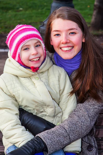 Mère et fille marchant dans le parc — Photo