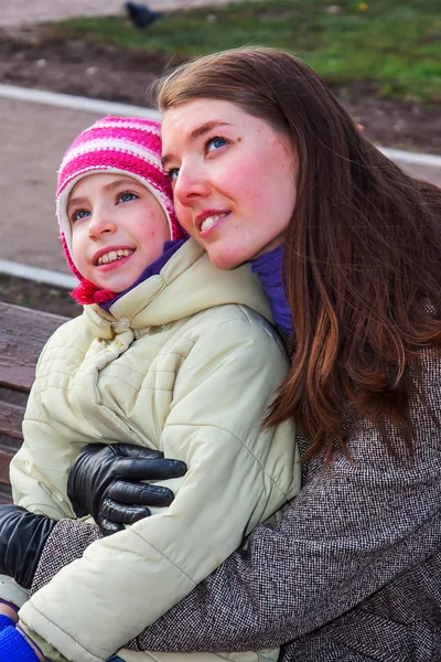 Mother and daughter walking in the park — Stock Photo, Image