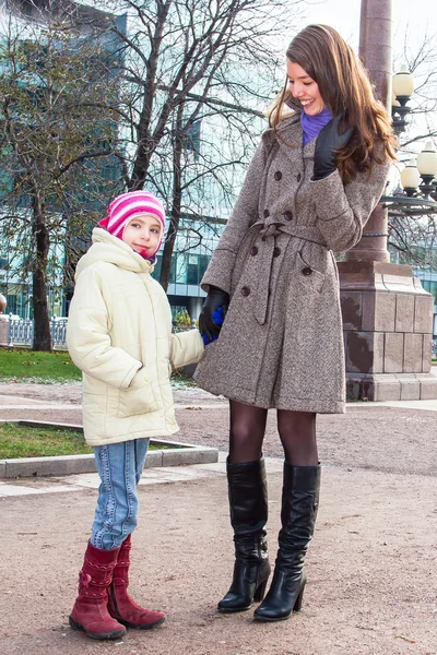 Mãe e filha andando no parque — Fotografia de Stock