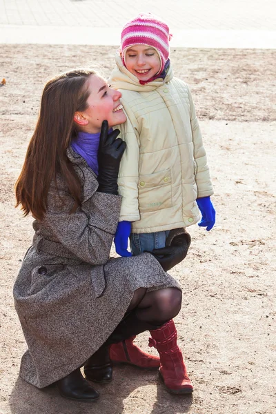 Mor och dotter promenader i parken — Stockfoto