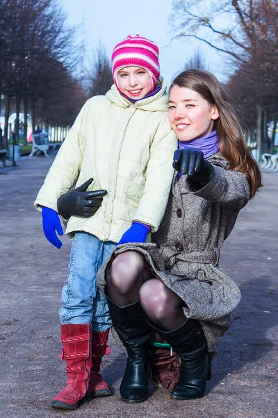 Anya és lánya sétál a parkban — Stock Fotó