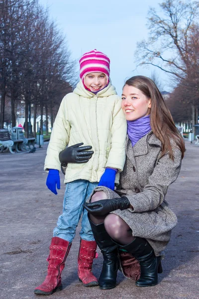 Mãe e filha andando no parque — Fotografia de Stock