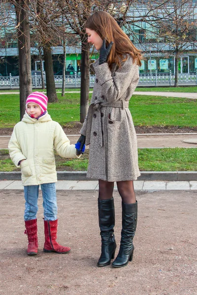 Мати і дочка гуляють у парку — стокове фото