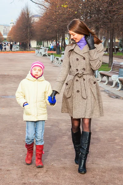 Matka a dcera procházky v parku — Stock fotografie