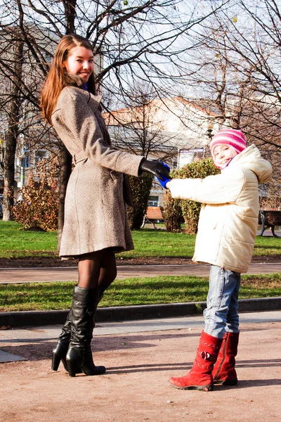 어미와 새끼가 공원을 걷고 있다 — 스톡 사진