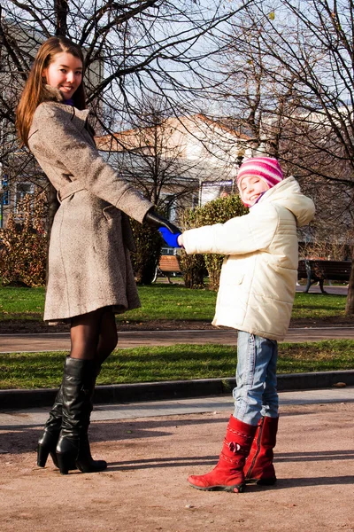 Madre e figlia a piedi nel parco — Foto Stock