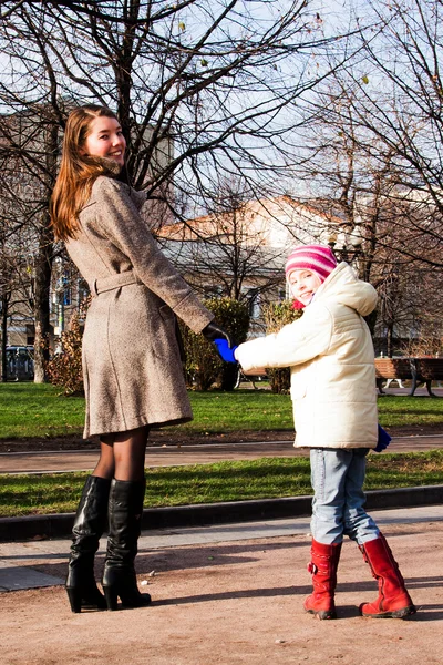 Anya és lánya sétál a parkban — Stock Fotó