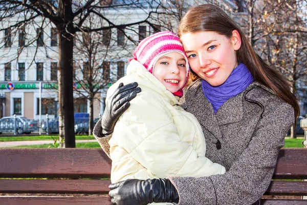 Madre e figlia a piedi nel parco — Foto Stock