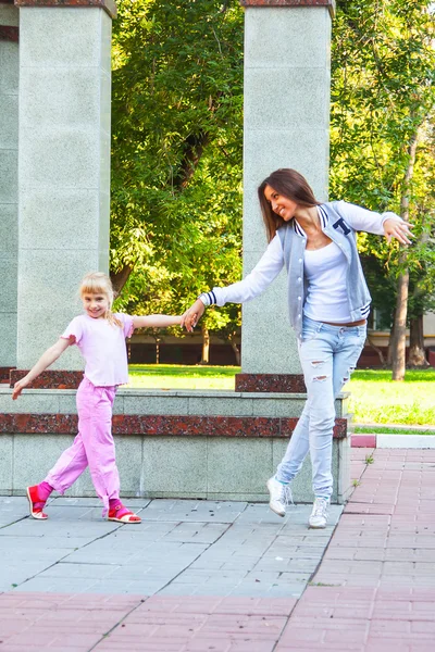Мать и дочь прогуливаются в парке — стоковое фото