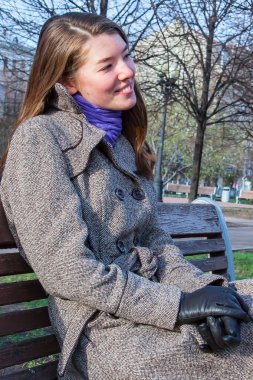 Parkta dinlenen kadın.