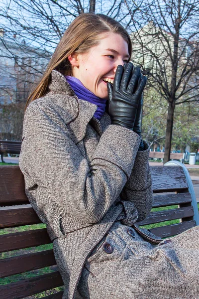 Ontspannende vrouw in het park — Stockfoto