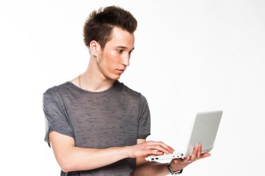 Bilgisayarı olan bir adam.