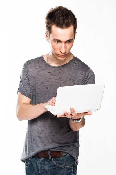 Un hombre con un portátil — Foto de Stock