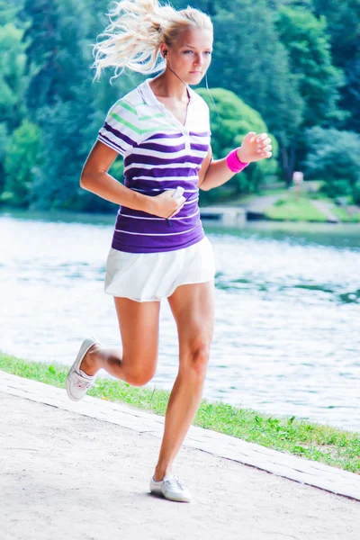 Woman running in the park — Stock Photo, Image