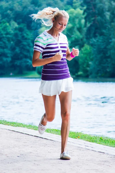 Жінка біжить в парку — стокове фото