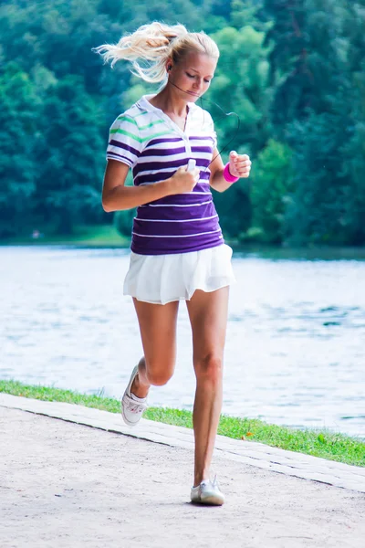 Vrouw in het park — Stockfoto