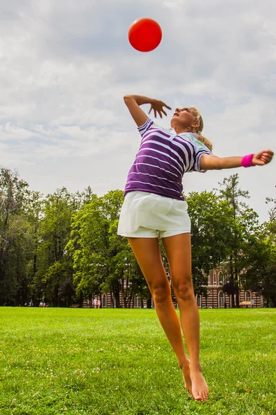 Woman playing volleyball — Stock Photo, Image