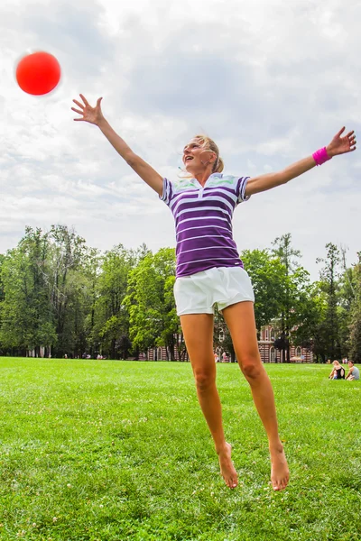 Woman playing volleyball — Stock Photo, Image