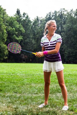Badminton oynarken kadın