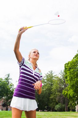 Badminton oynarken kadın
