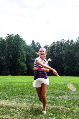 Badminton oynarken kadın