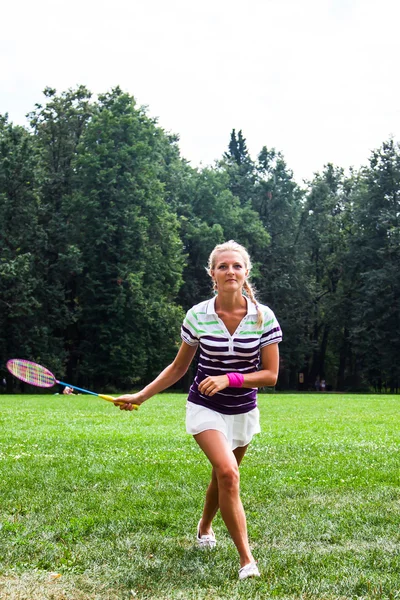 Woman playing badminton — Stock Photo, Image