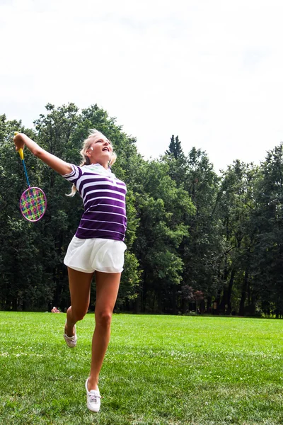 Woman playing badminton — Stock Photo, Image