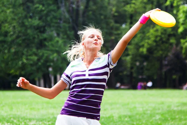 Γυναίκα παίζει frisbee — Φωτογραφία Αρχείου