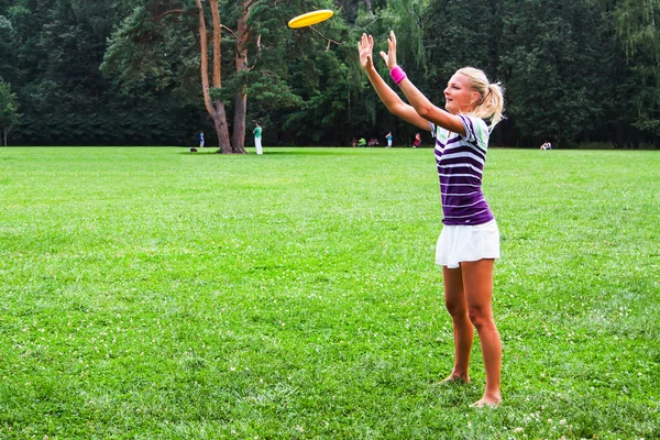 Mulher jogando frisbee — Fotografia de Stock