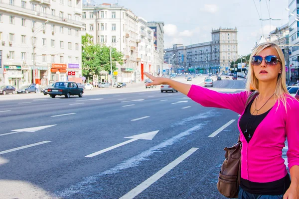 Kız bir taksi durur — Stok fotoğraf
