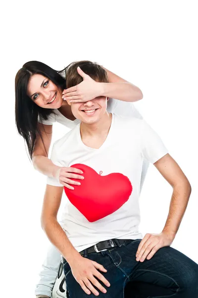 Mujer le da un corazón a un hombre — Foto de Stock