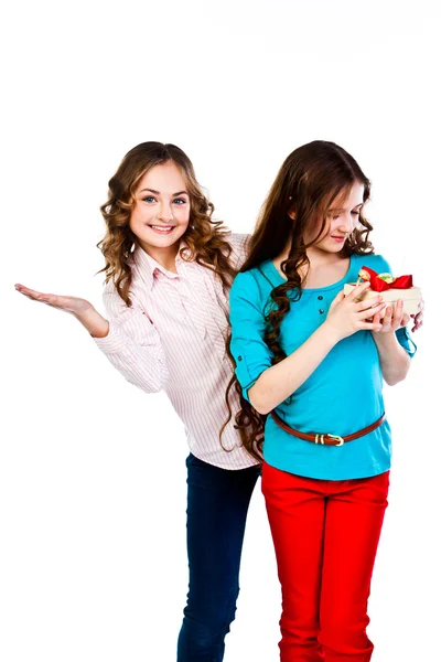 Menina dá uma menina um presente — Fotografia de Stock