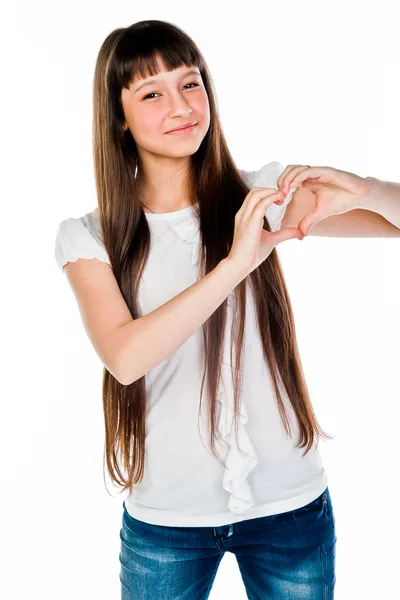 Lány megmutatja szív ujjai — Stock Fotó